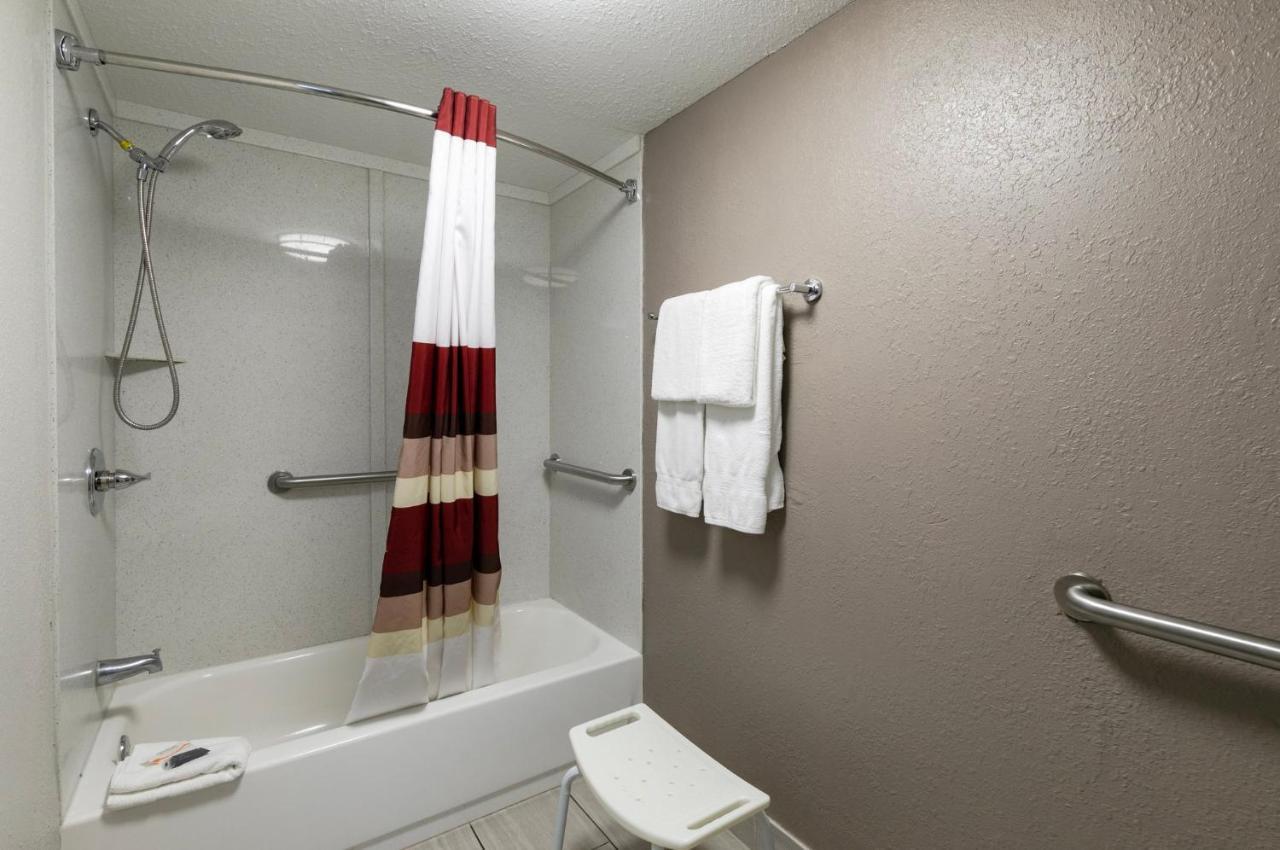 Hotel Red Roof Plus+ & West - Cedar Bluff 3*