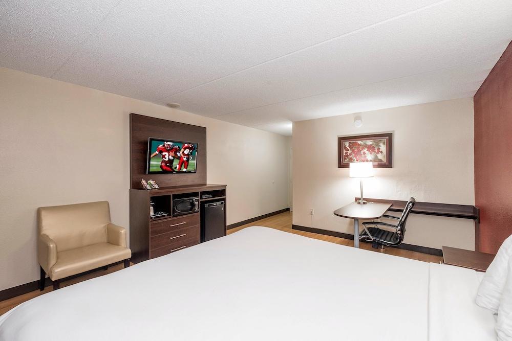 Hotel Red Roof Plus+ & West - Cedar Bluff