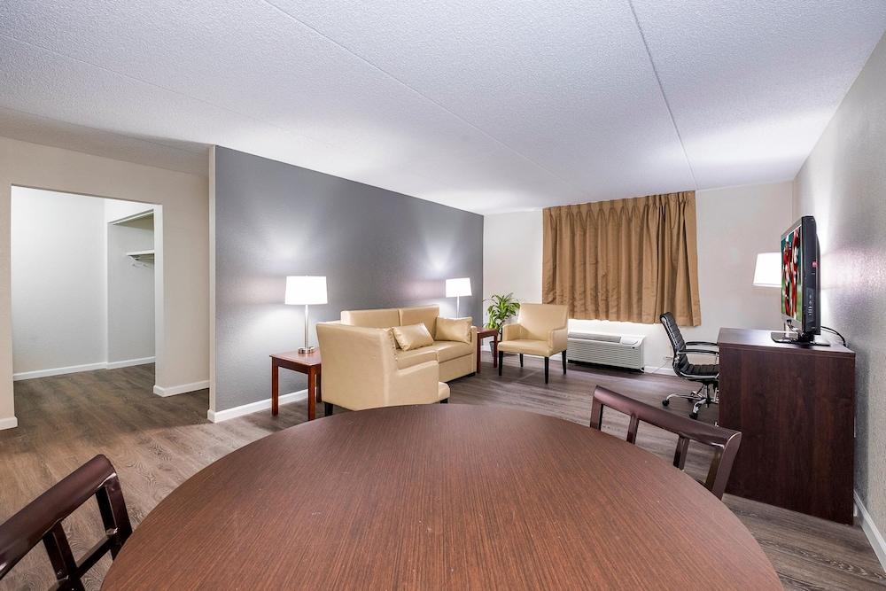 Hotel Red Roof Plus+ & West - Cedar Bluff