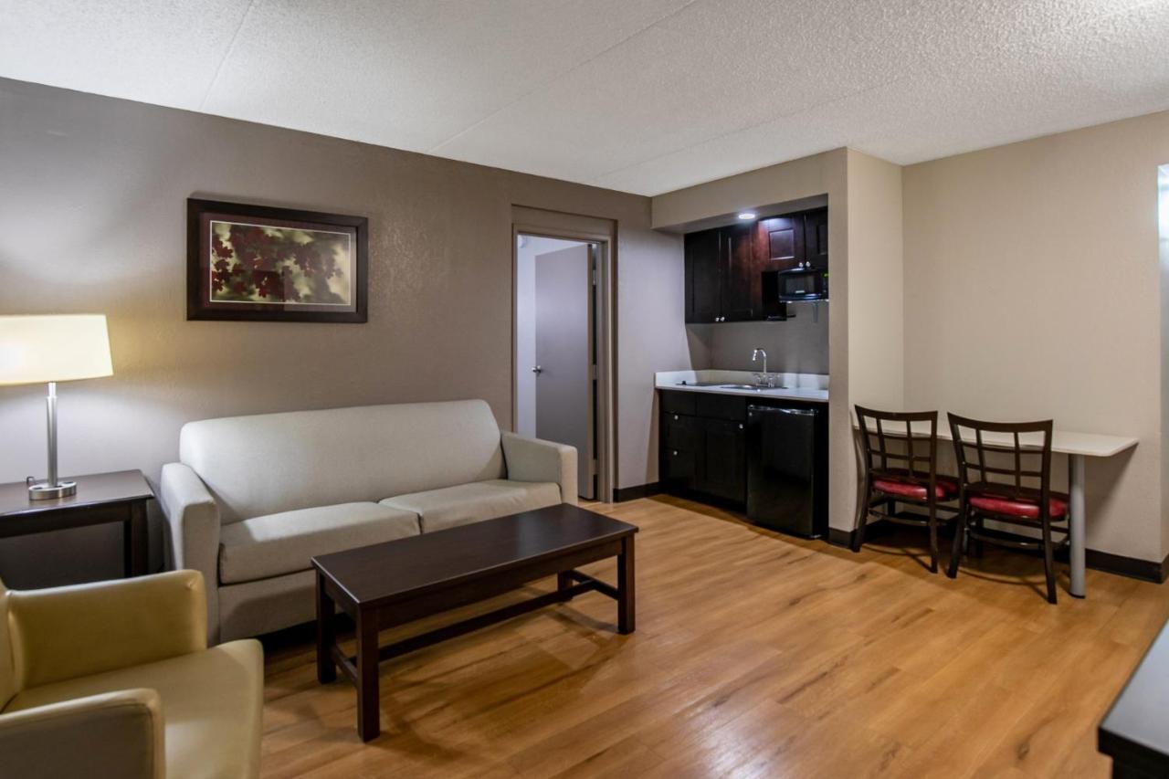 Red Roof Plus+ & West - Cedar Bluff Hotel 3*
