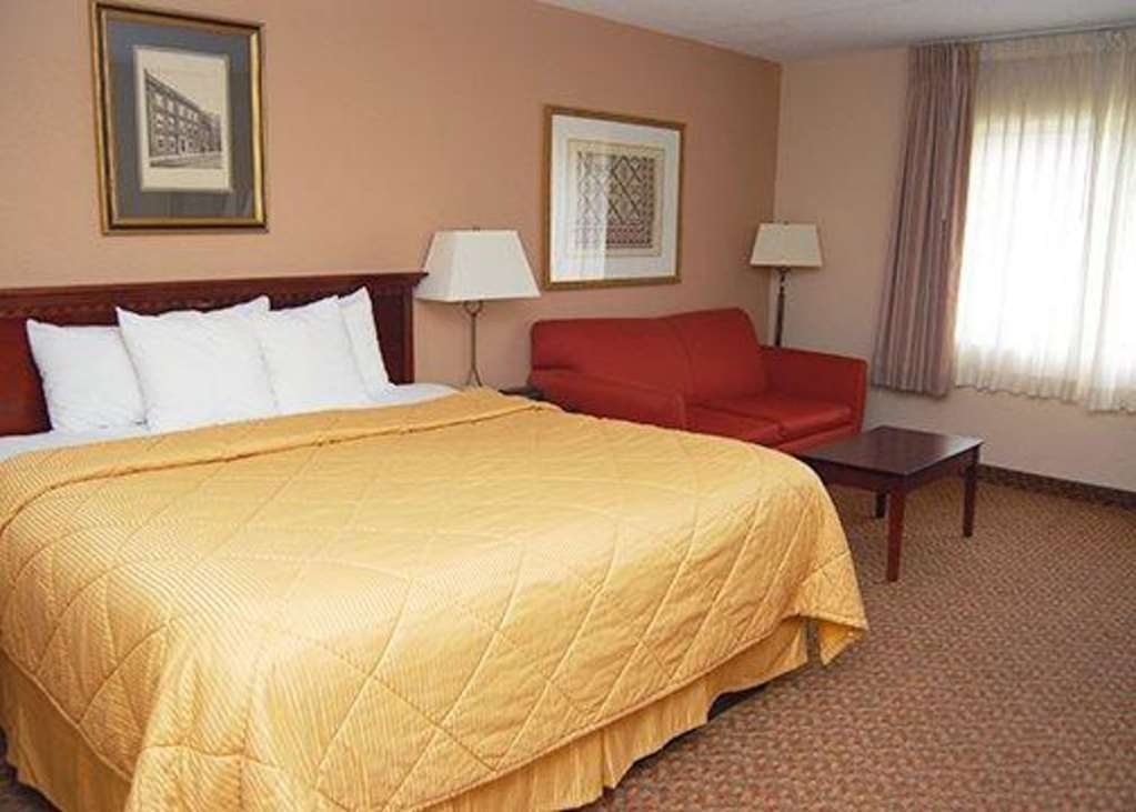 Red Roof Plus+ & West - Cedar Bluff Hotel 3*